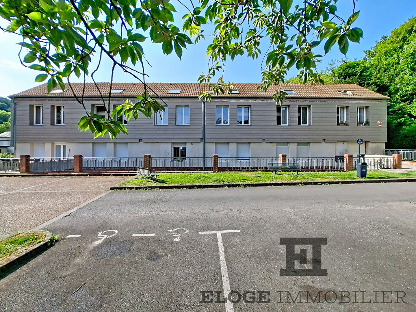IMMEUBLE DE RAPPORT D'EXCEPTION ANCIENNE USINE RÉHABILITÉE EN 19 LOFTS PAVILLY, AUX PORTES DE ROUEN
