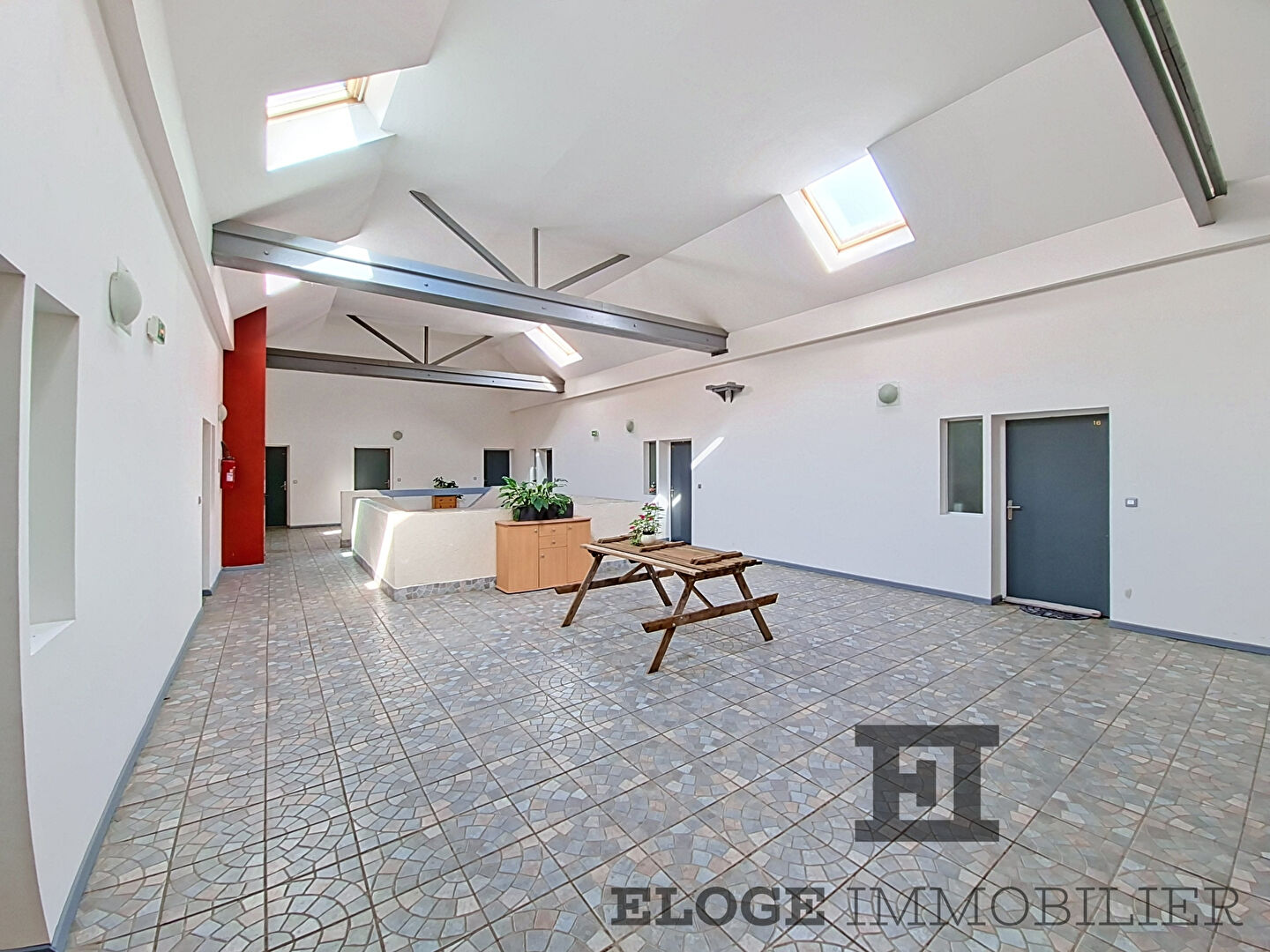 IMMEUBLE DE RAPPORT D'EXCEPTION ANCIENNE USINE RÉHABILITÉE EN 19 LOFTS PAVILLY, AUX PORTES DE ROUEN