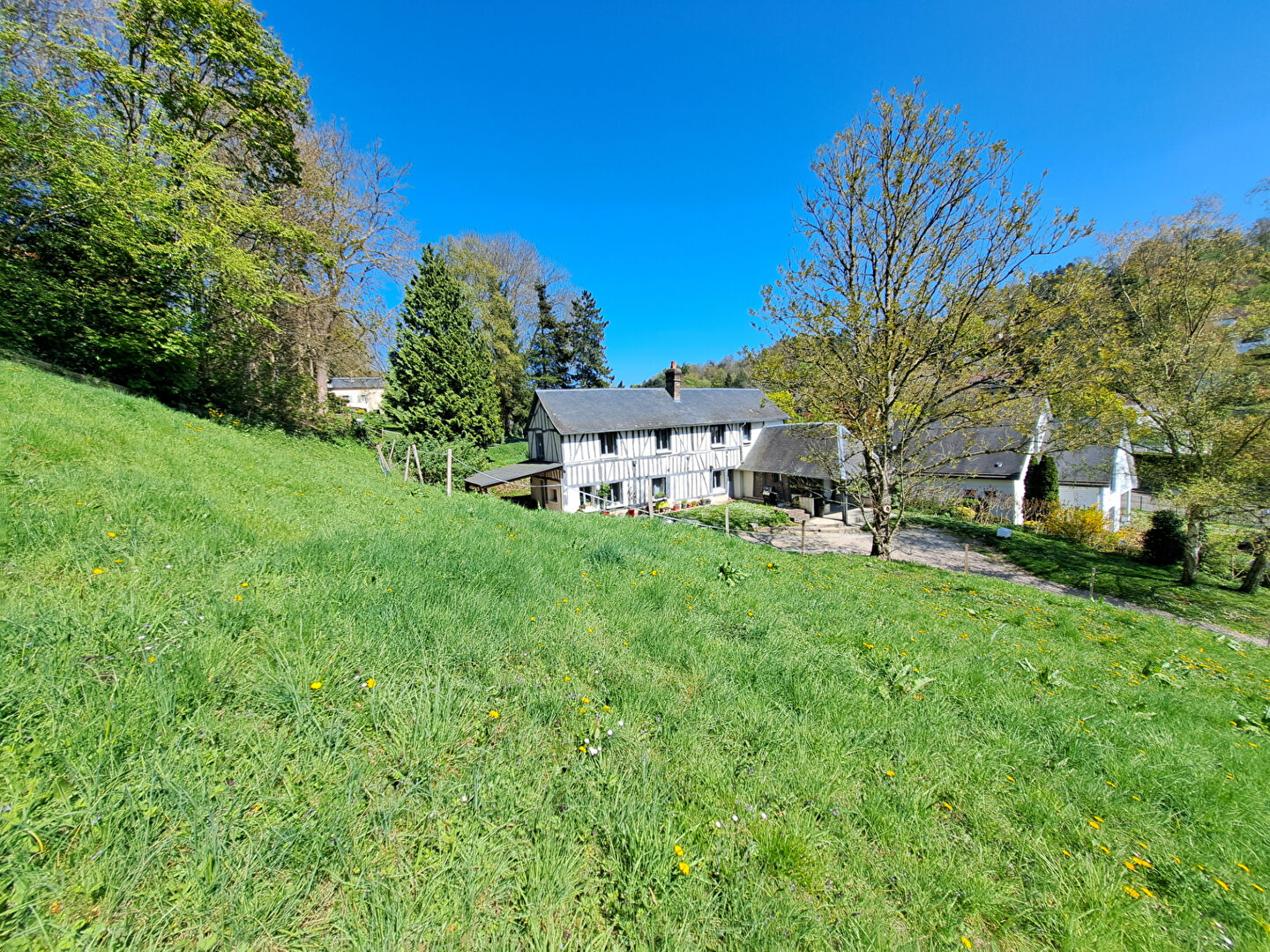 Terrain de 1950 m2 divisible dans secteur résidentiel avec longère
