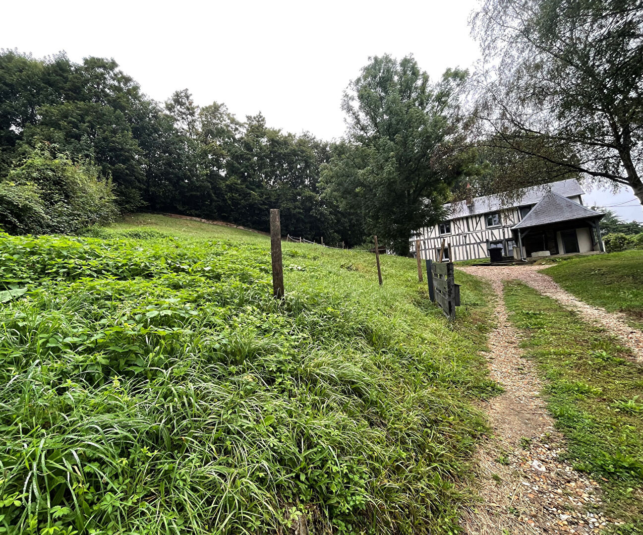 Terrain de 1950 m2 divisible dans secteur résidentiel avec longère