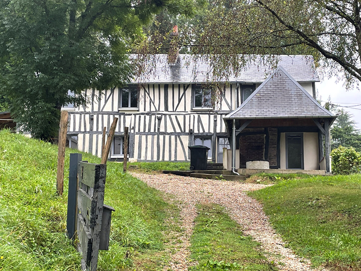 Terrain de 1950 m2 divisible dans secteur résidentiel avec longère