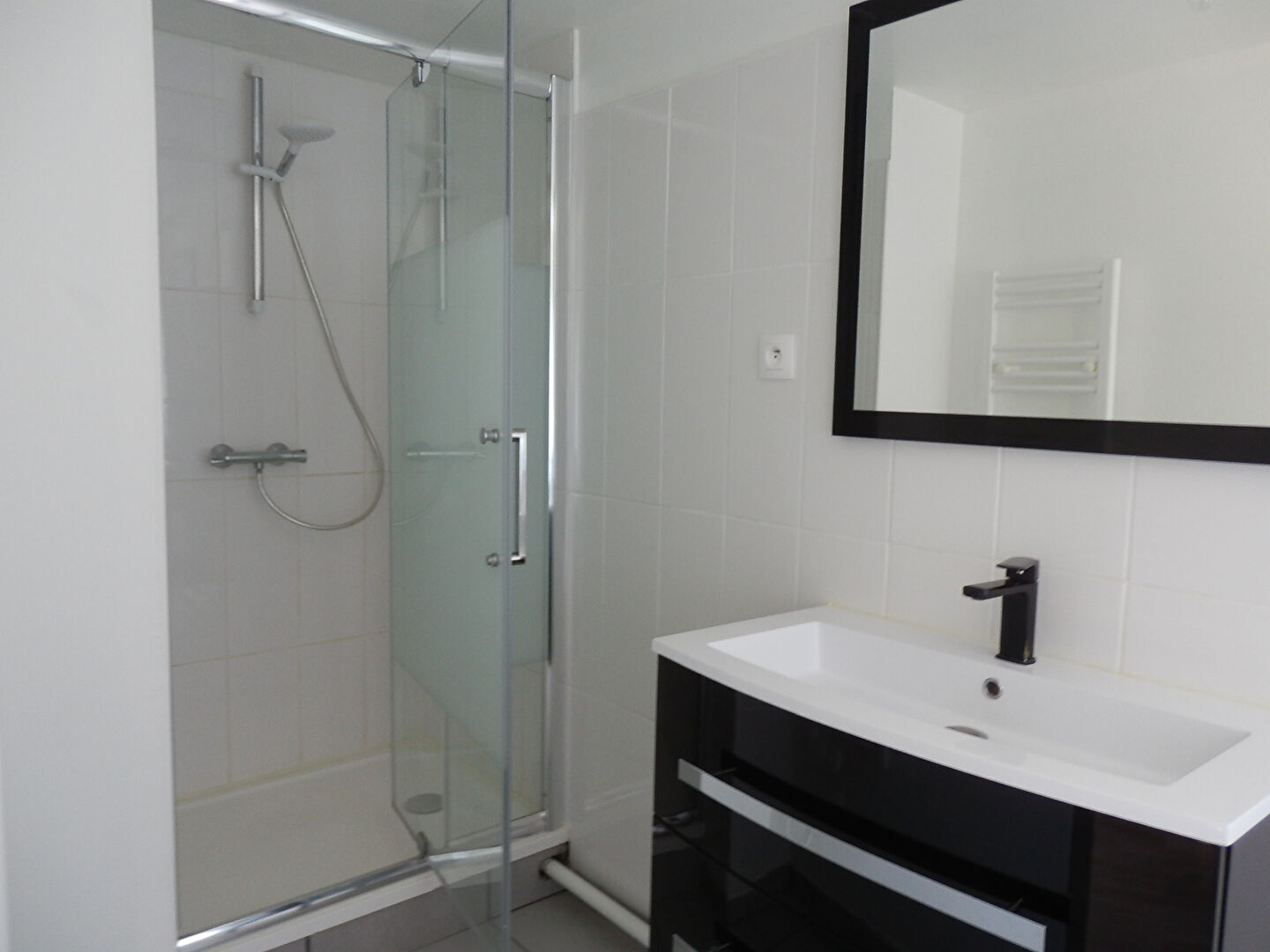 Terrain de 1950 m2 divisible dans secteur résidentiel avec longère