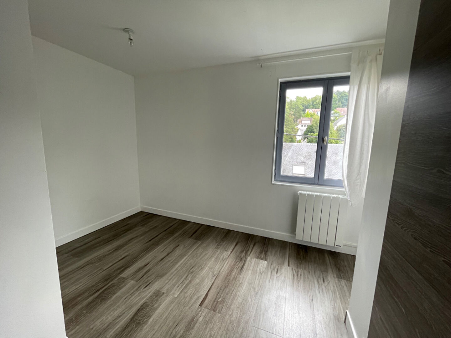 Terrain de 1950 m2 divisible dans secteur résidentiel avec longère