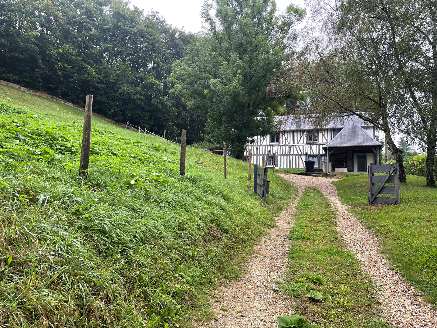 Terrain de 1950 m2 divisible dans secteur résidentiel avec longère