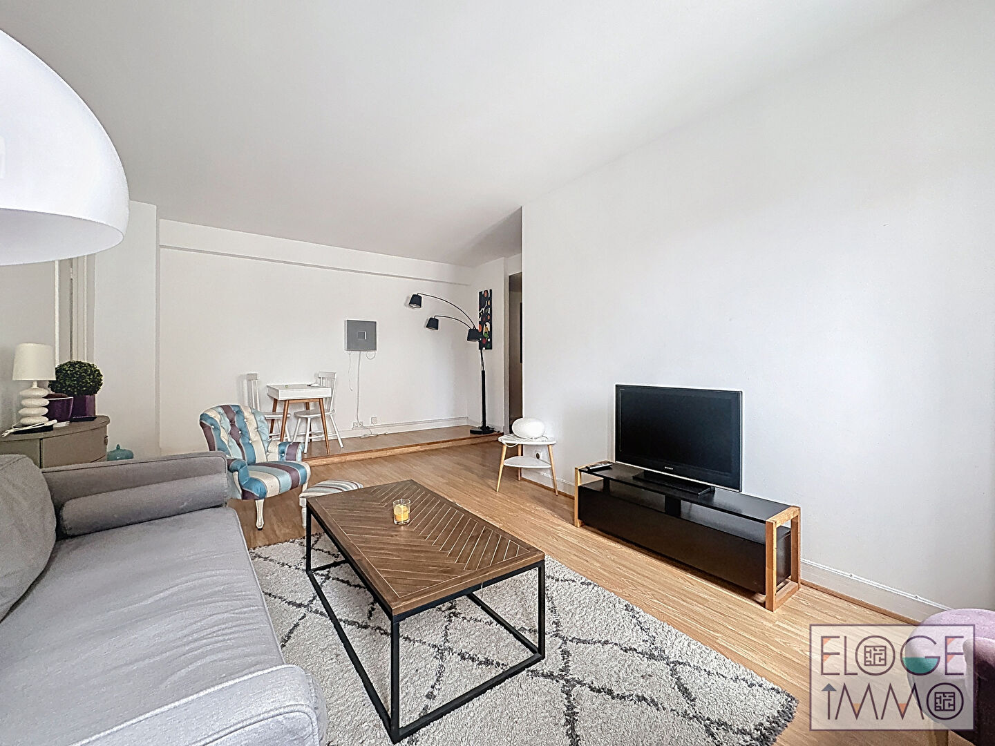 Appartement deux chambres, ascenseur et parking.