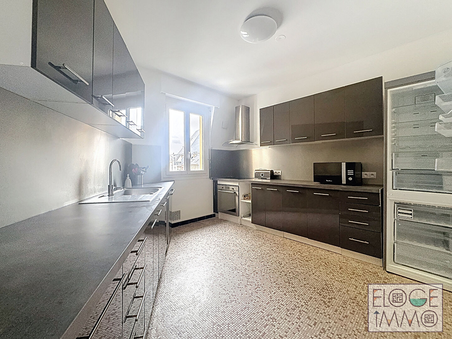 Appartement deux chambres, ascenseur et parking.