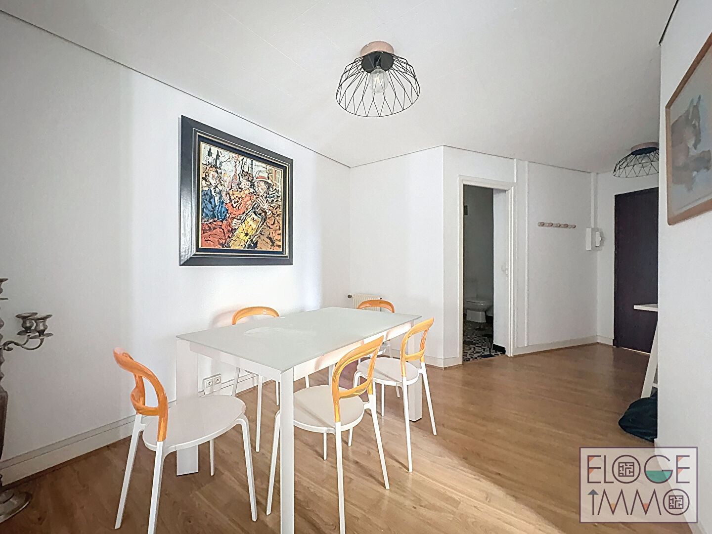 Appartement deux chambres, ascenseur et parking.
