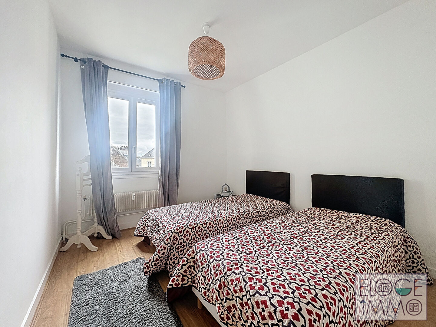 Appartement deux chambres, ascenseur et parking.