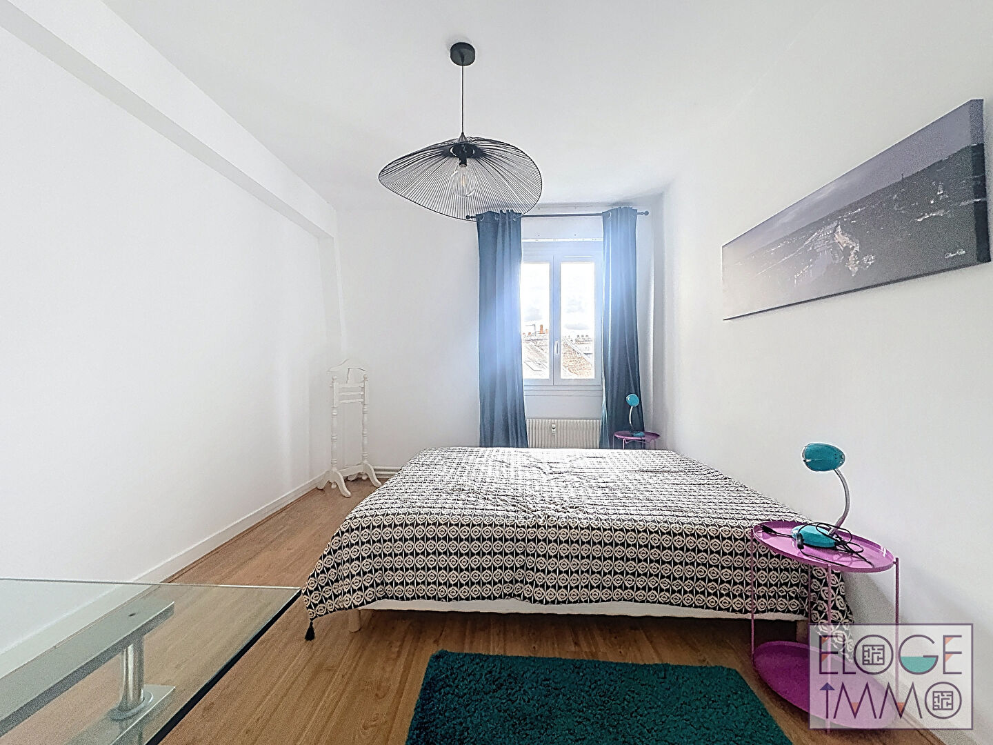 Appartement deux chambres, ascenseur et parking.