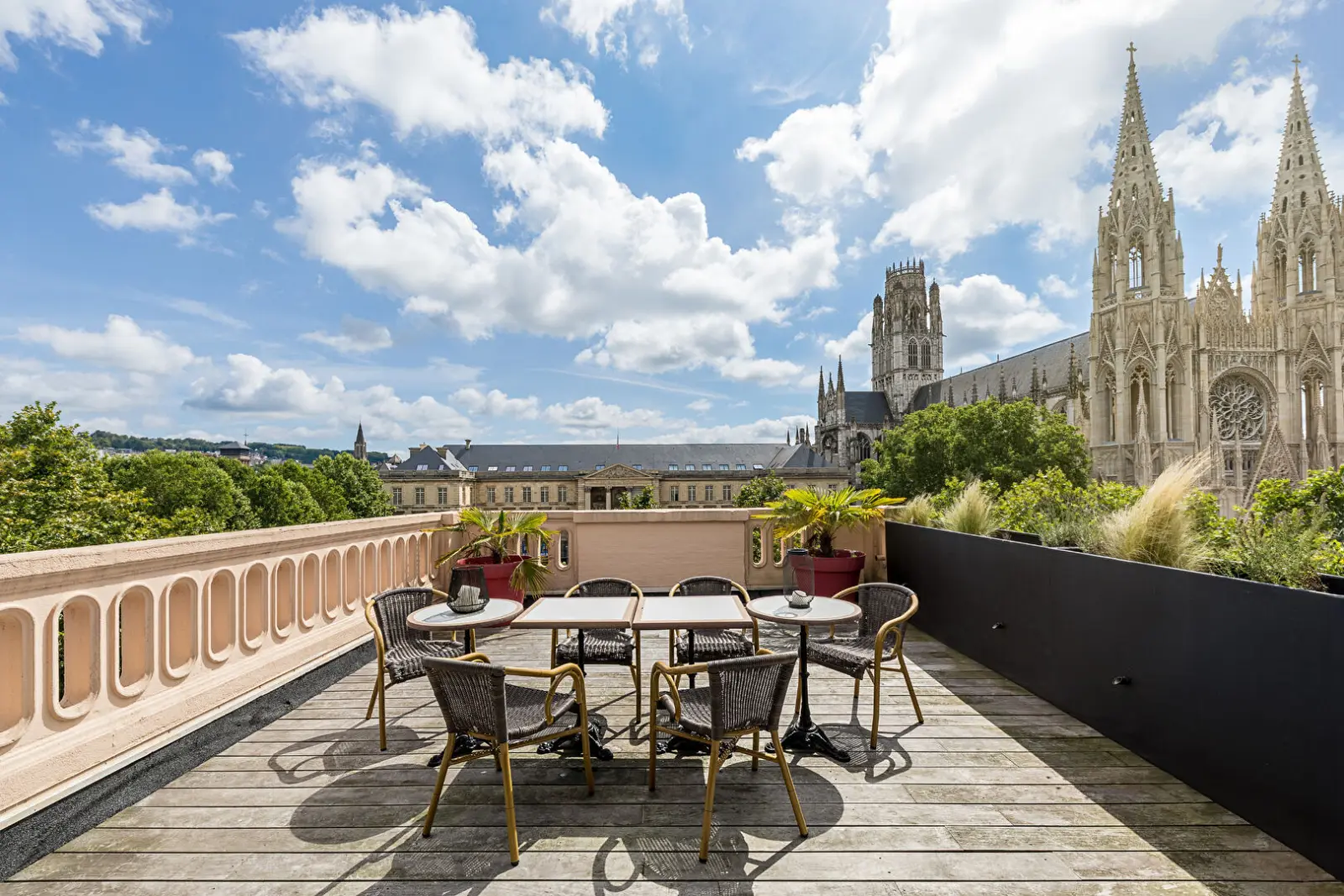 Appartement de 86 m²  2 chambres Terrasse de 28 m2 Vue imprenable  Parking  en sous sol