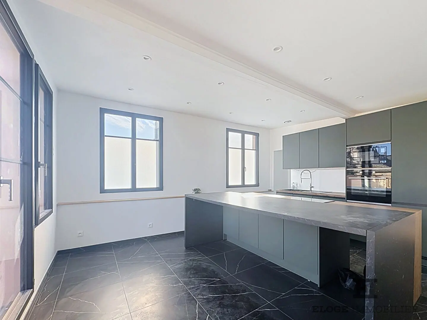 Appartement de 86 m²  2 chambres Terrasse de 28 m2 Vue imprenable  Parking  en sous sol