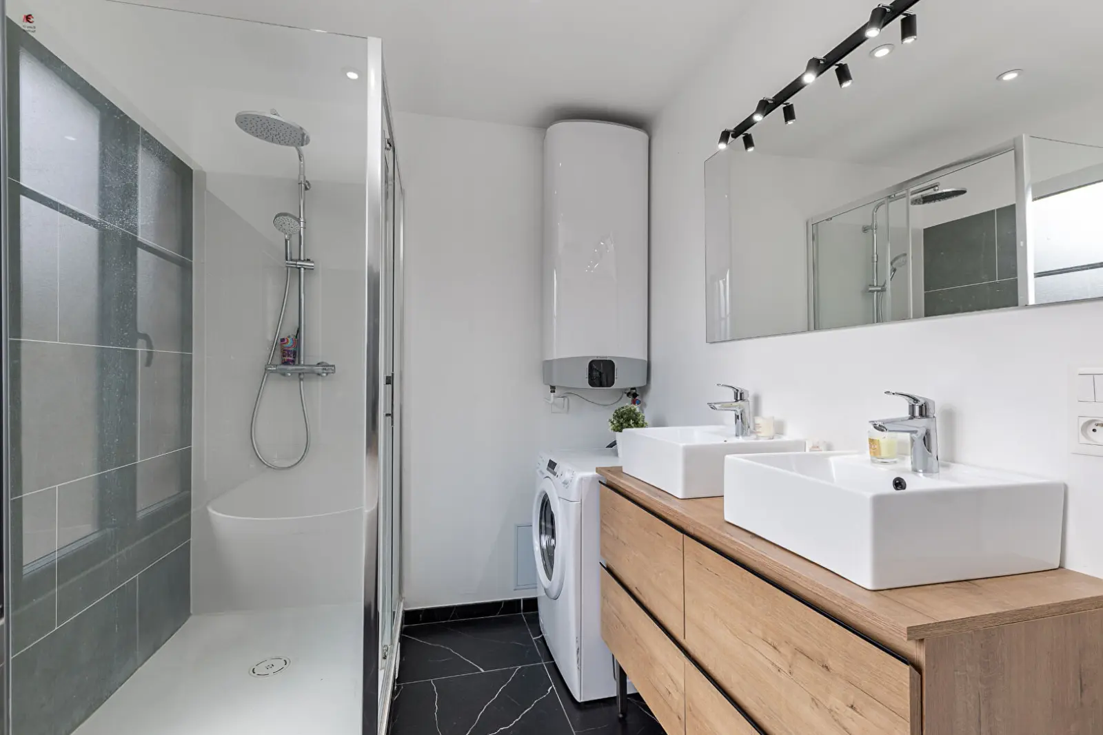 Appartement de 86 m²  2 chambres Terrasse de 28 m2 Vue imprenable  Parking  en sous sol