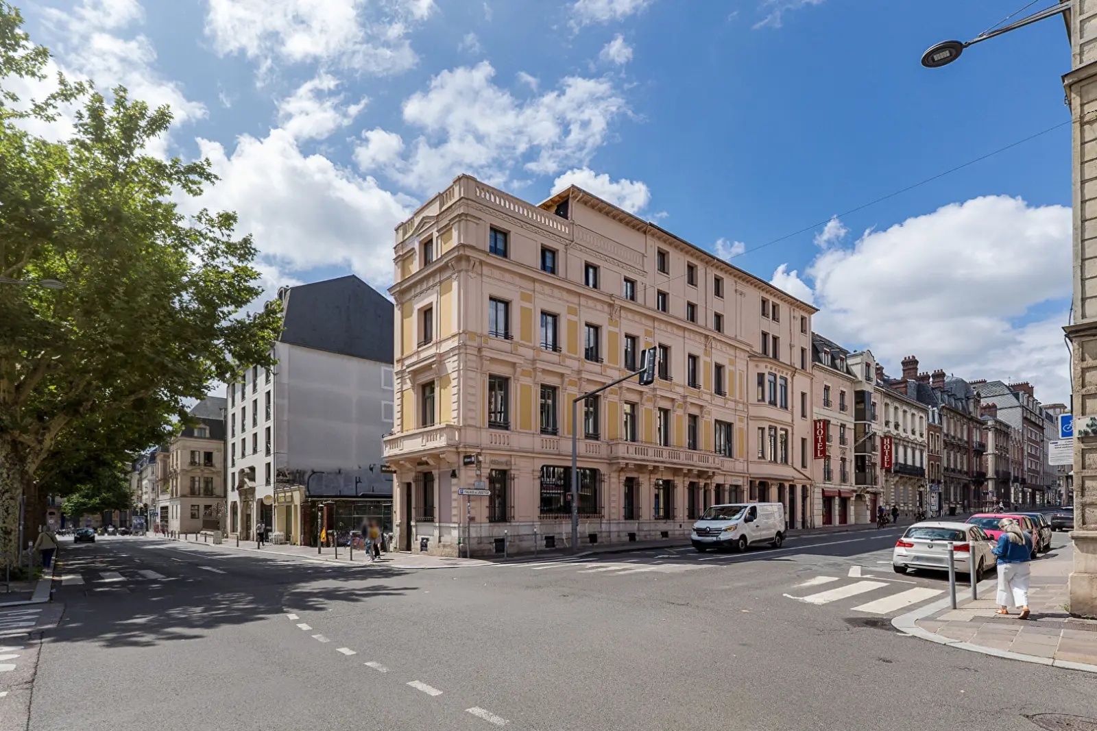 Appartement de 86 m²  2 chambres Terrasse de 28 m2 Vue imprenable  Parking  en sous sol