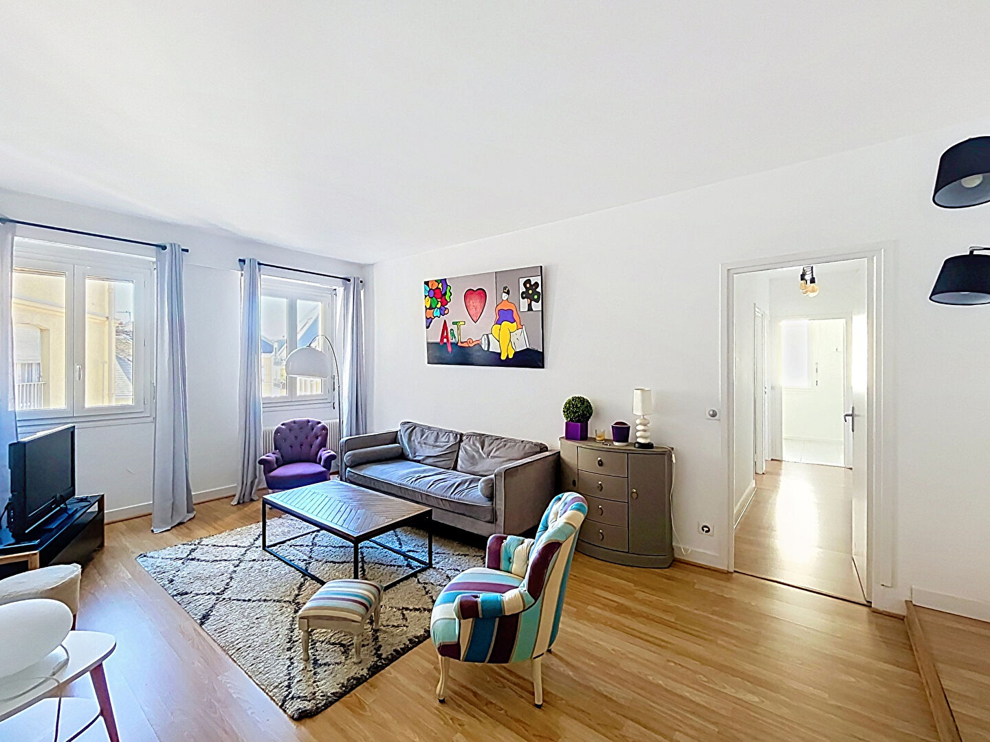 Appartement deux chambres, ascenseur et parking.