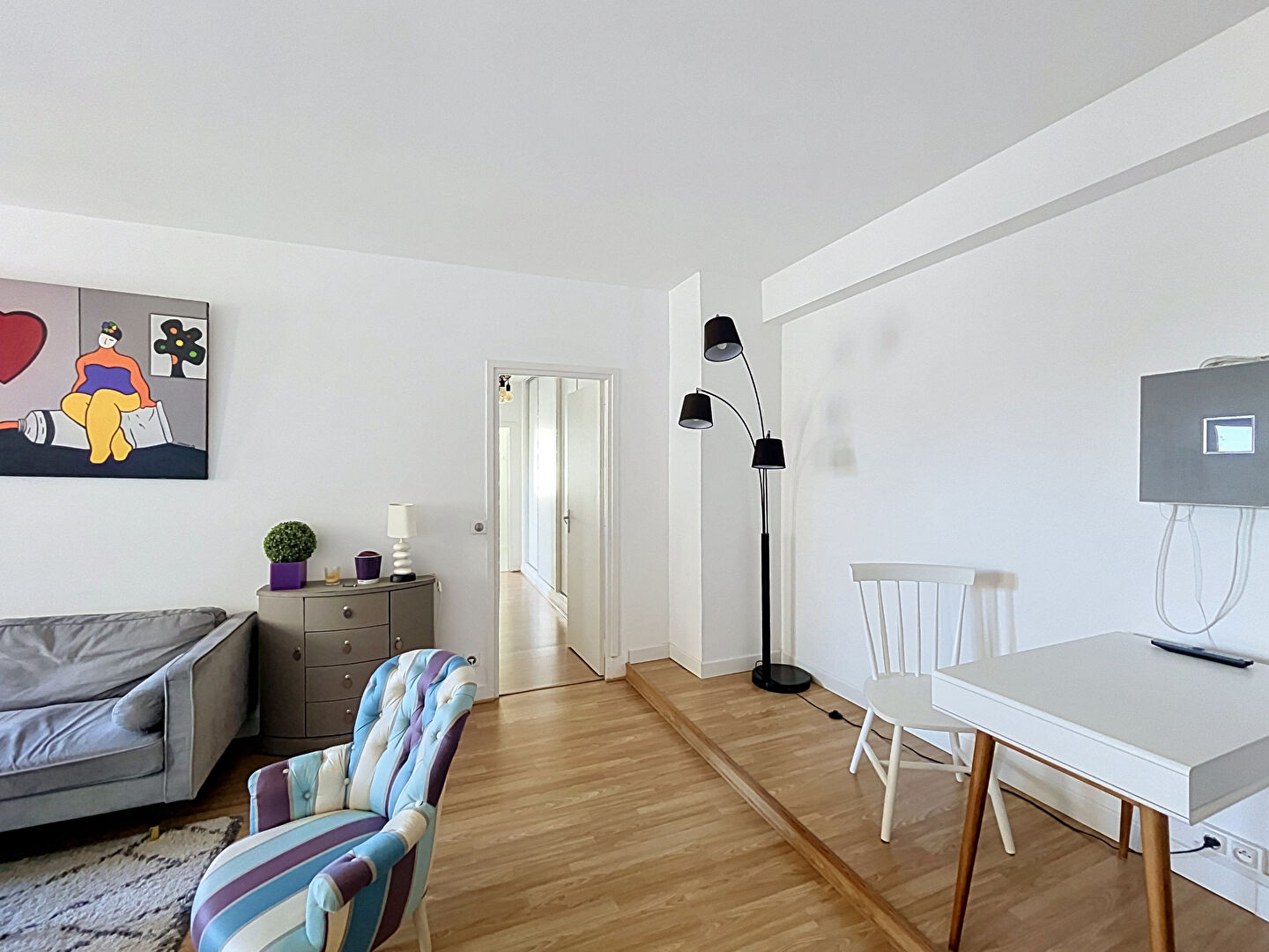 Appartement deux chambres, ascenseur et parking.