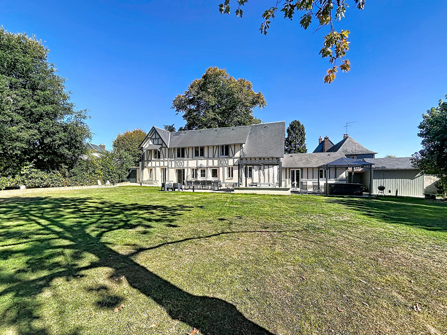 Propriété familiale de 4 chambres sur terrain plat de 1550 m2