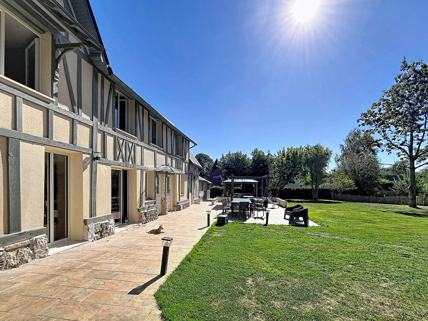 Propriété familiale de 4 chambres sur terrain plat de 1550 m2