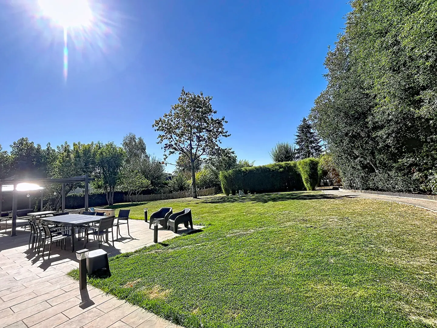 Propriété familiale de 4 chambres sur terrain plat de 1550 m2