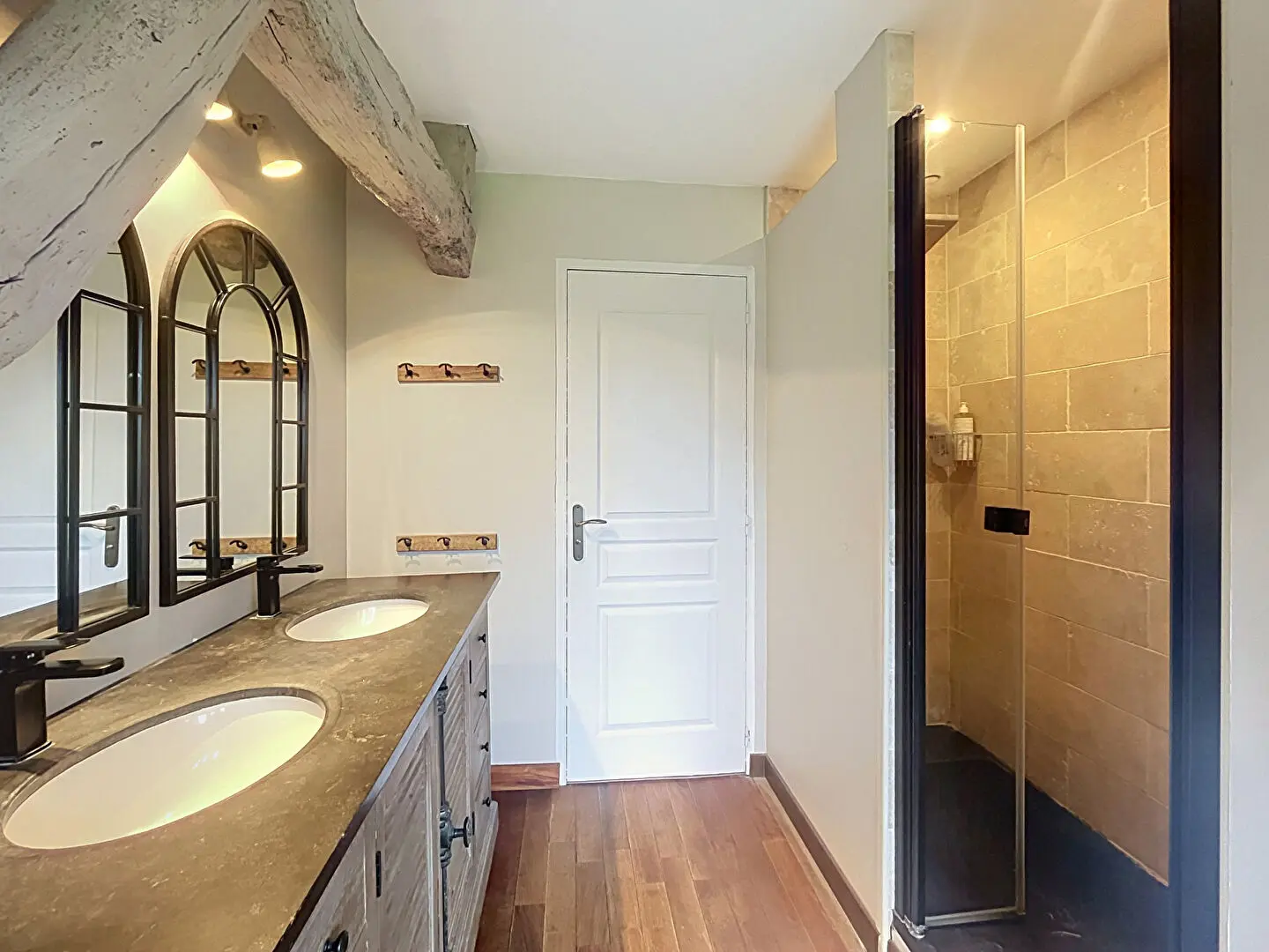 Propriété familiale de 4 chambres sur terrain plat de 1550 m2