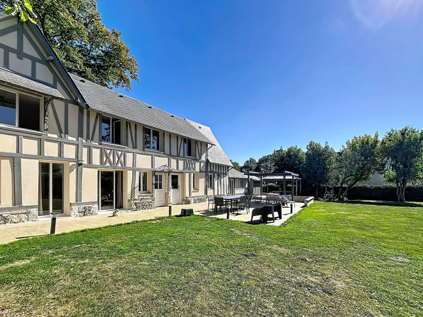 Propriété familiale de 4 chambres sur terrain plat de 1550 m2