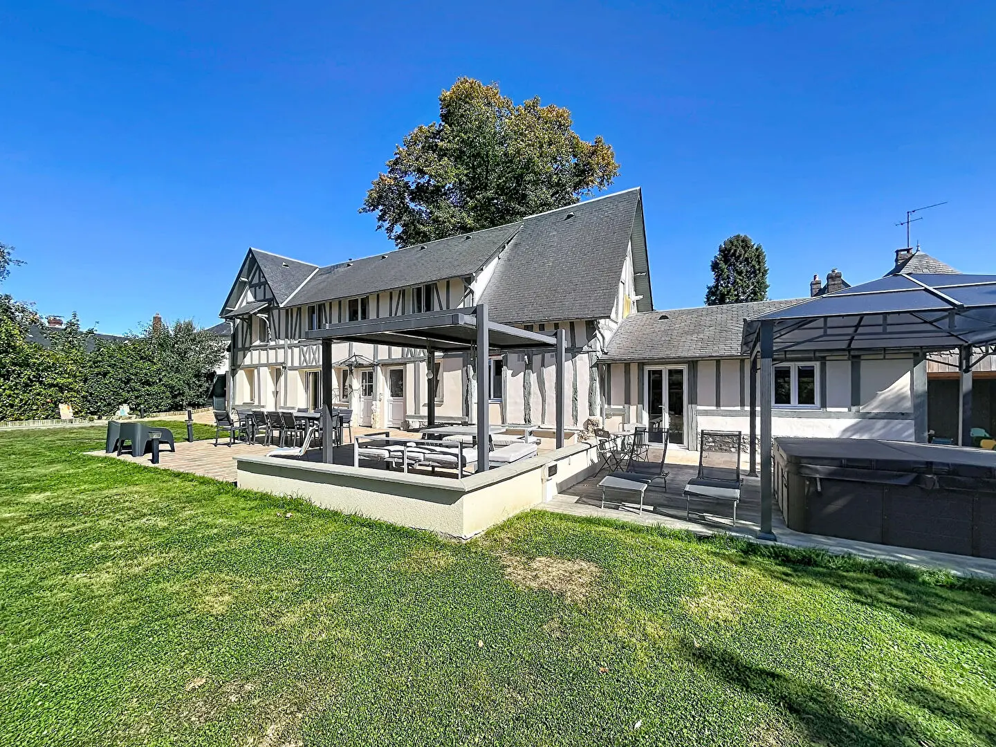 Propriété familiale de 4 chambres sur terrain plat de 1550 m2