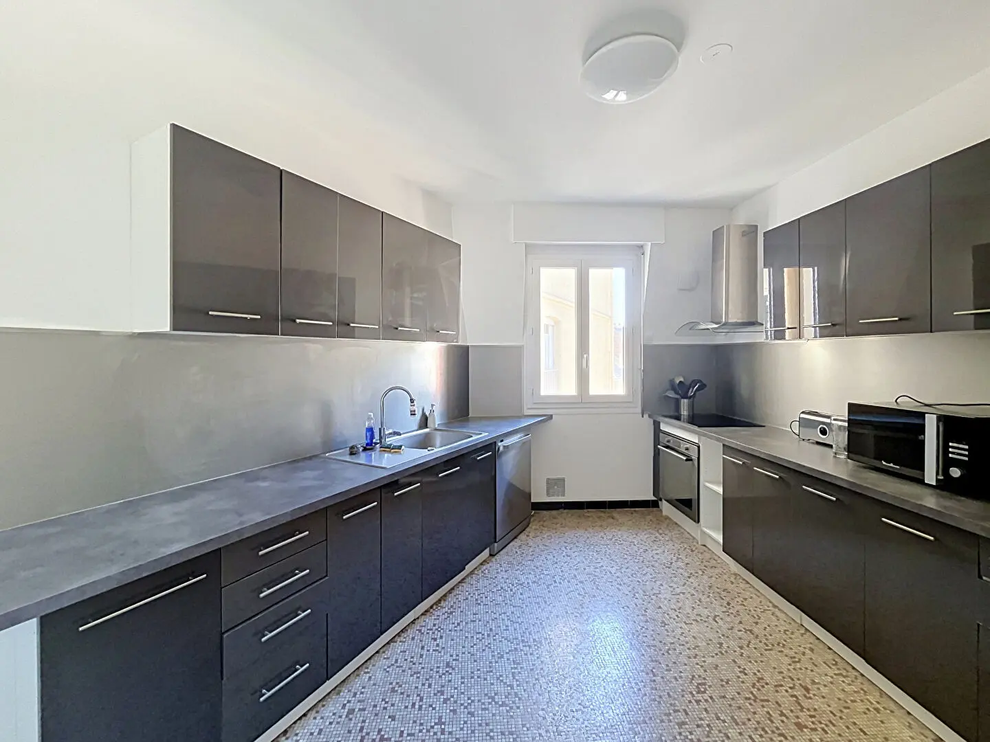 Appartement deux chambres, ascenseur et parking.