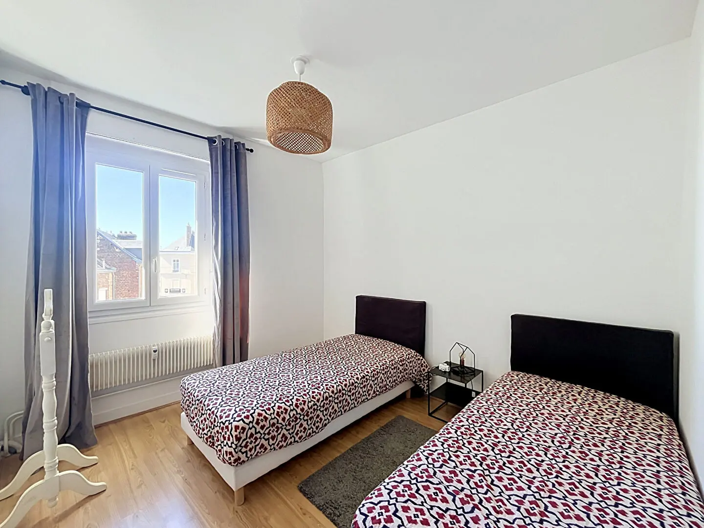 Appartement deux chambres, ascenseur et parking.