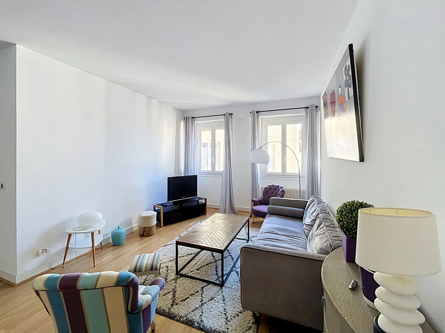 Appartement deux chambres, ascenseur et parking.