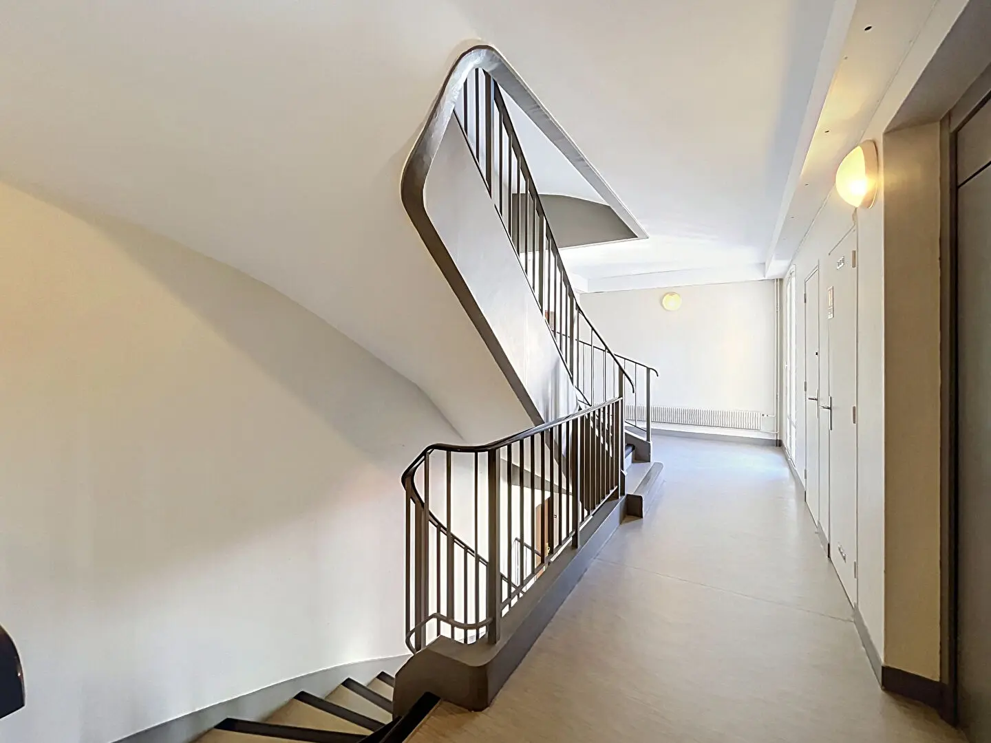 Appartement deux chambres, ascenseur et parking.