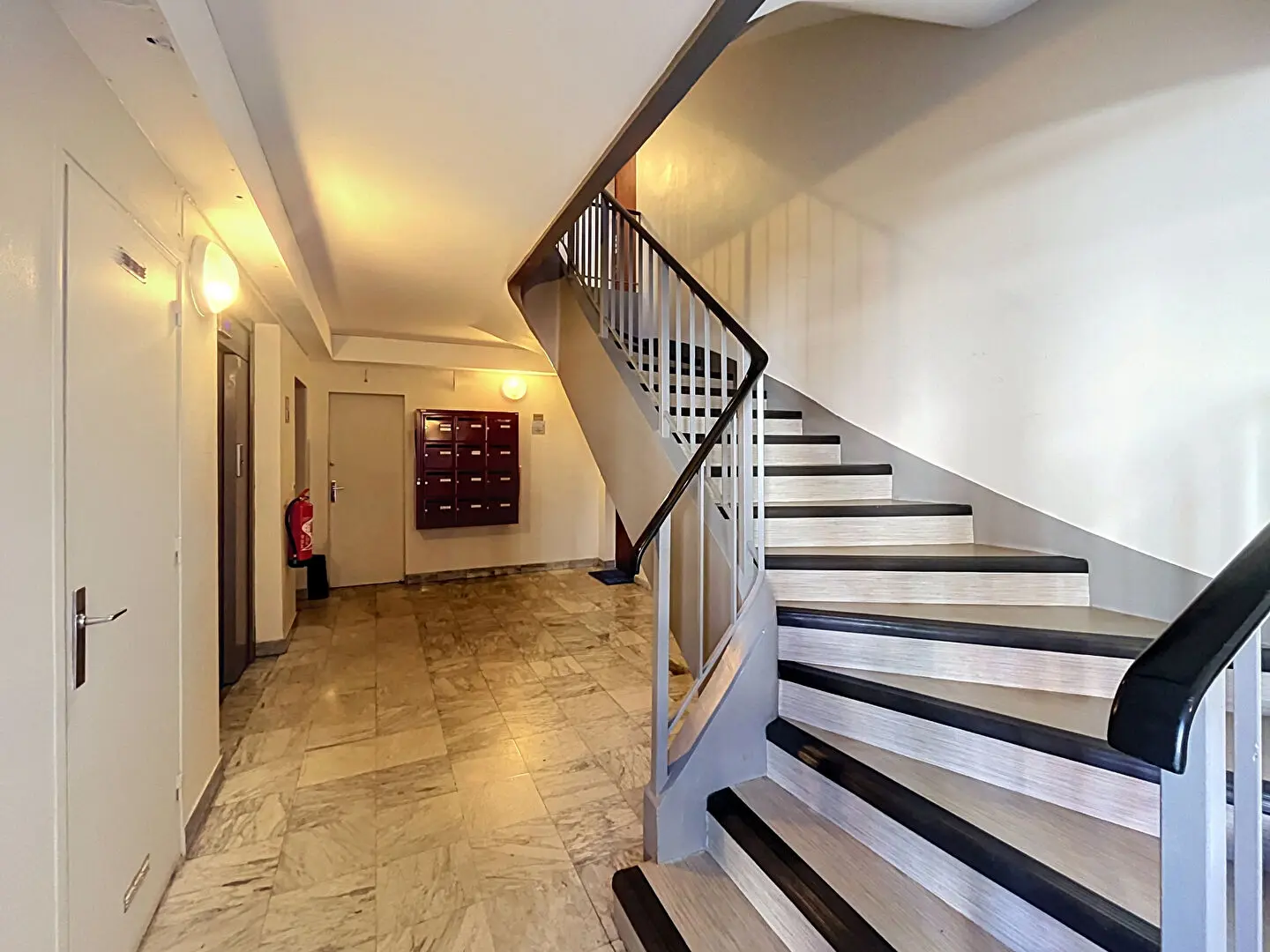 Appartement deux chambres, ascenseur et parking.