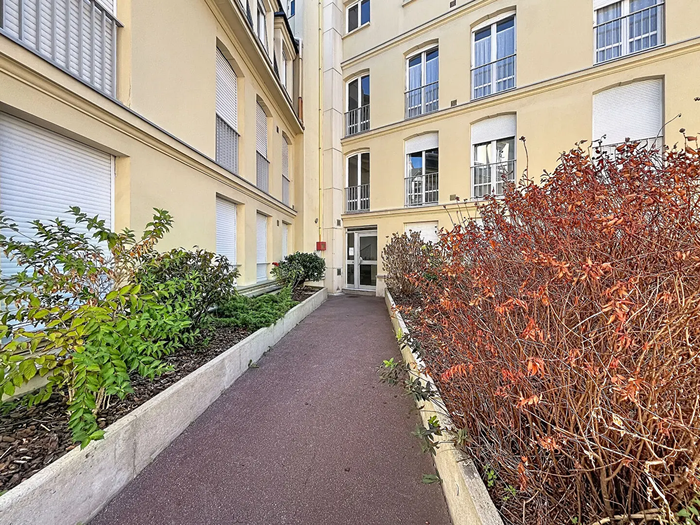 Appartement deux chambres, ascenseur et parking.