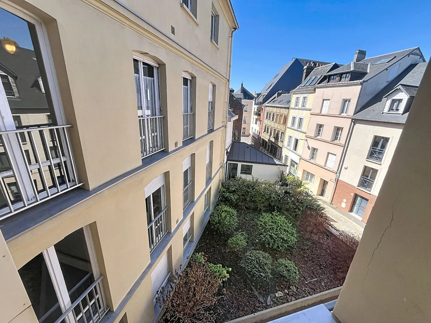 Appartement deux chambres, ascenseur et parking.