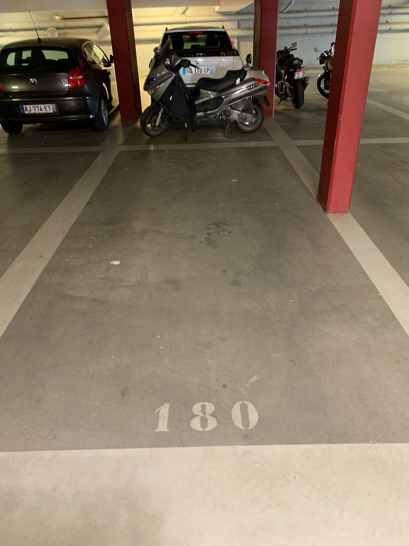 Place de parking sécurisée - Idéalement située entre les quais Rive droite et la Préfecture