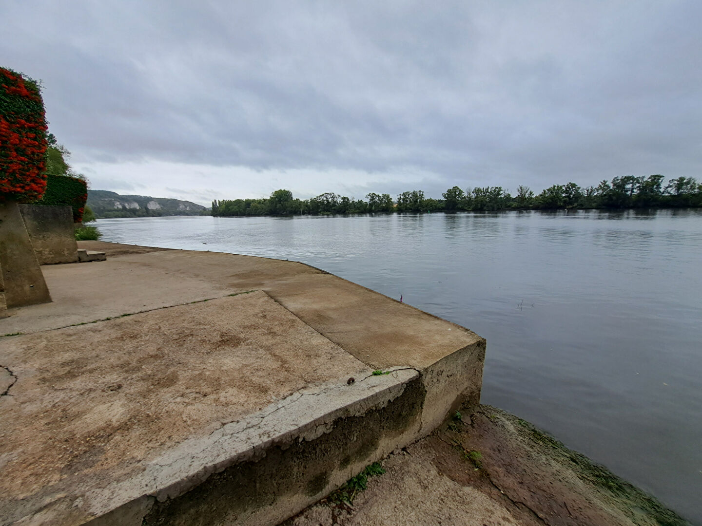 Maison Le Thuit  avec ponton à bateaux